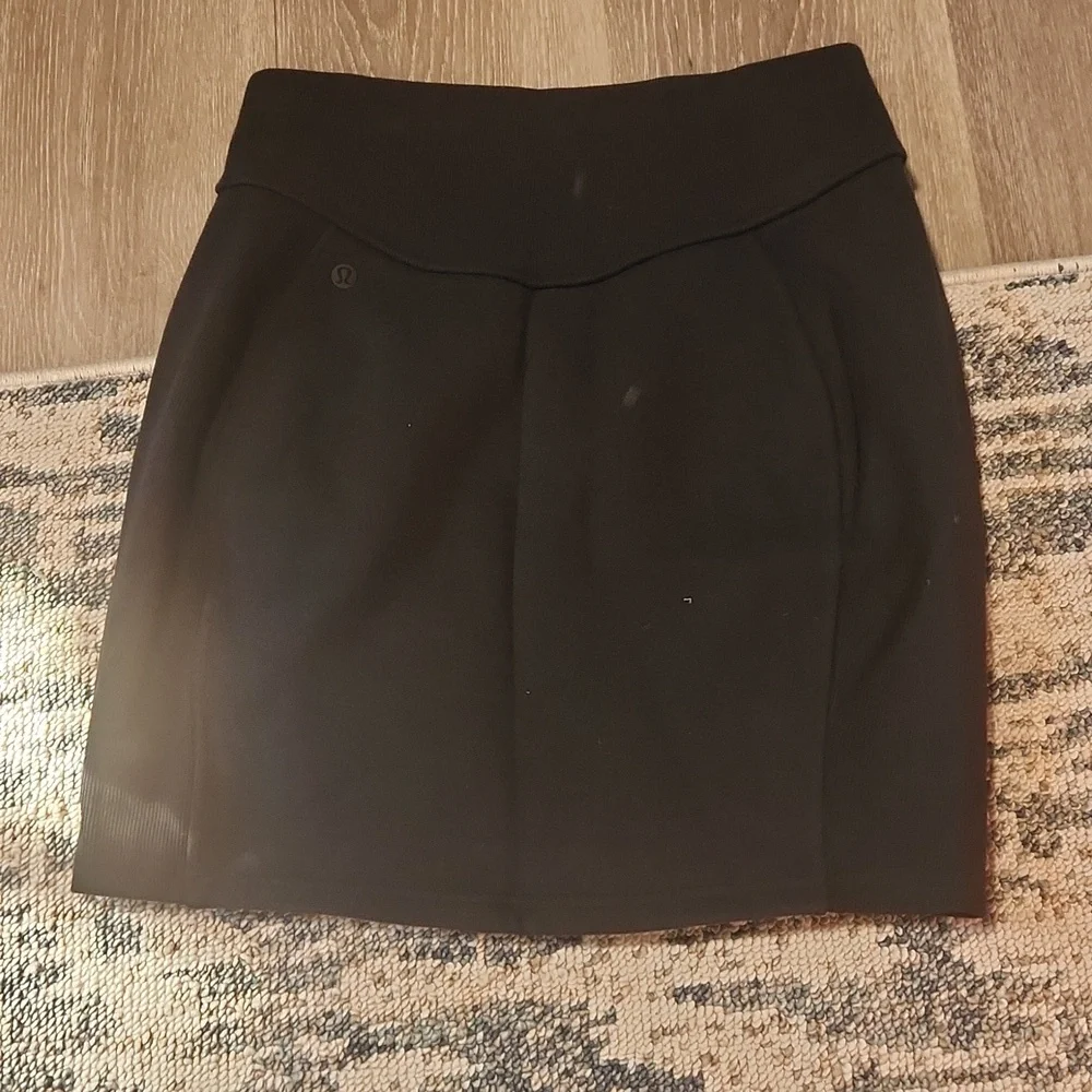 Lululemon Scuba HR Mini Skirt - Picture 2 of 4